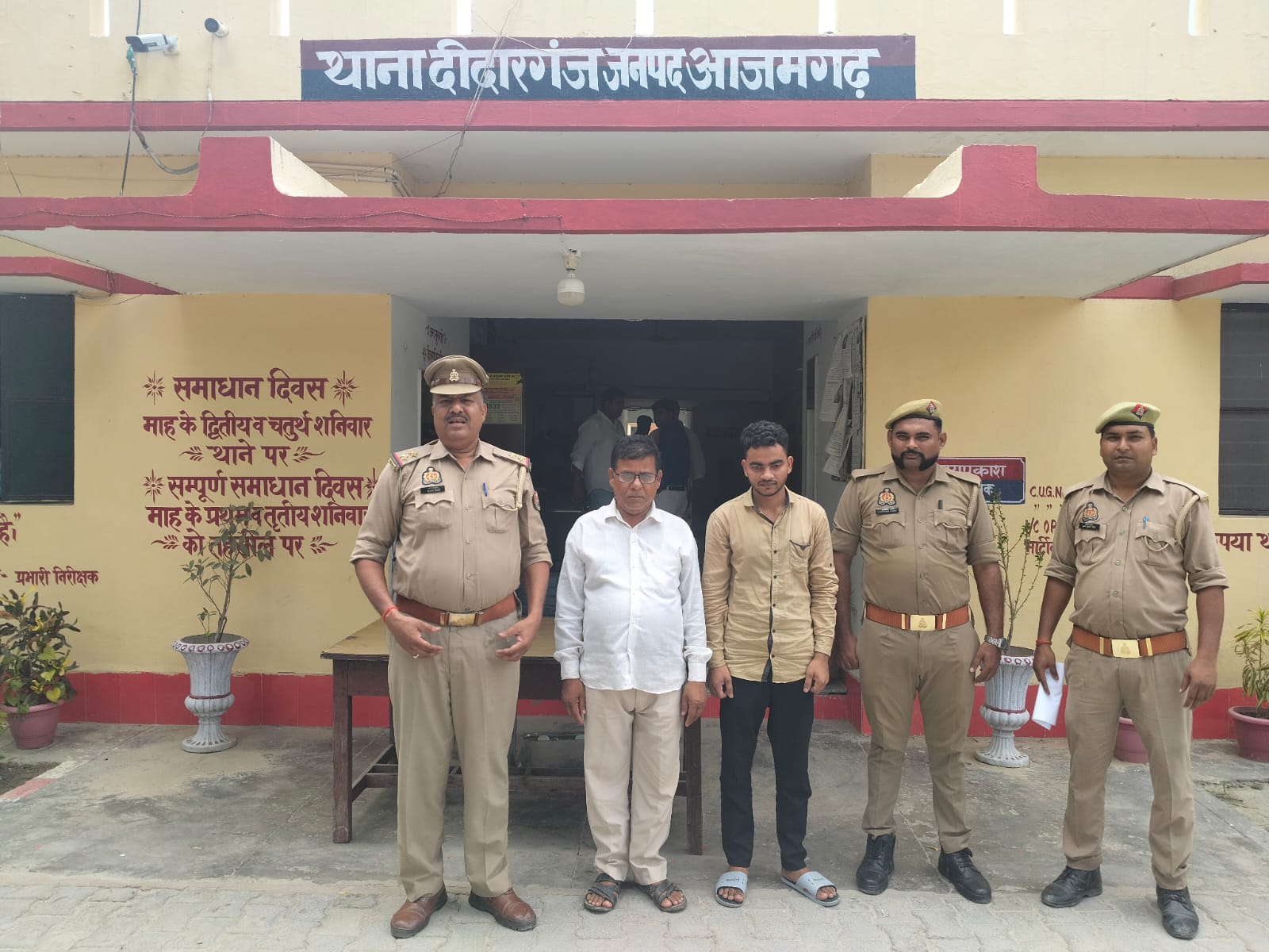 आजमगढ़: फर्जी इलाज से महिला की मौत मामले में डॉक्टर और कंपाउंडर गिरफ्तार, 48 घंटे के भीतर पुलिस की बड़ी कार्रवाई