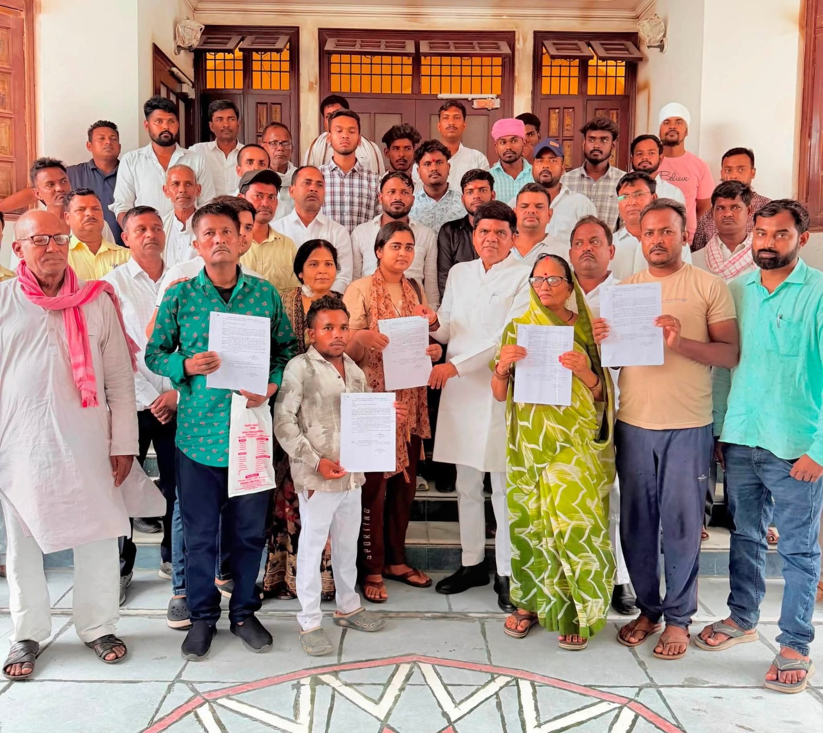 सपा विधायक डॉ. संग्राम यादव ने 5 गंभीर रोगियों को 7.70 लाख की आर्थिक सहायता दी, विधायक ने सरकार से सहायता राशि 1 करोड़ रुपये करने की मांग की