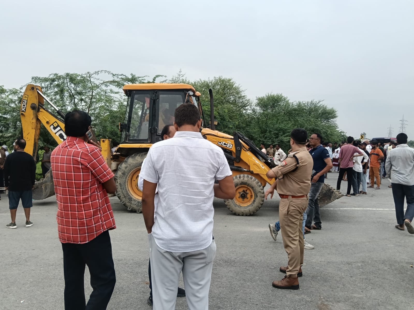 आजमगढ़ में बड़ा हादसा! स्कूली बस पलटी, 9 वर्षीय छात्र की मौत, कई बच्चे घायल