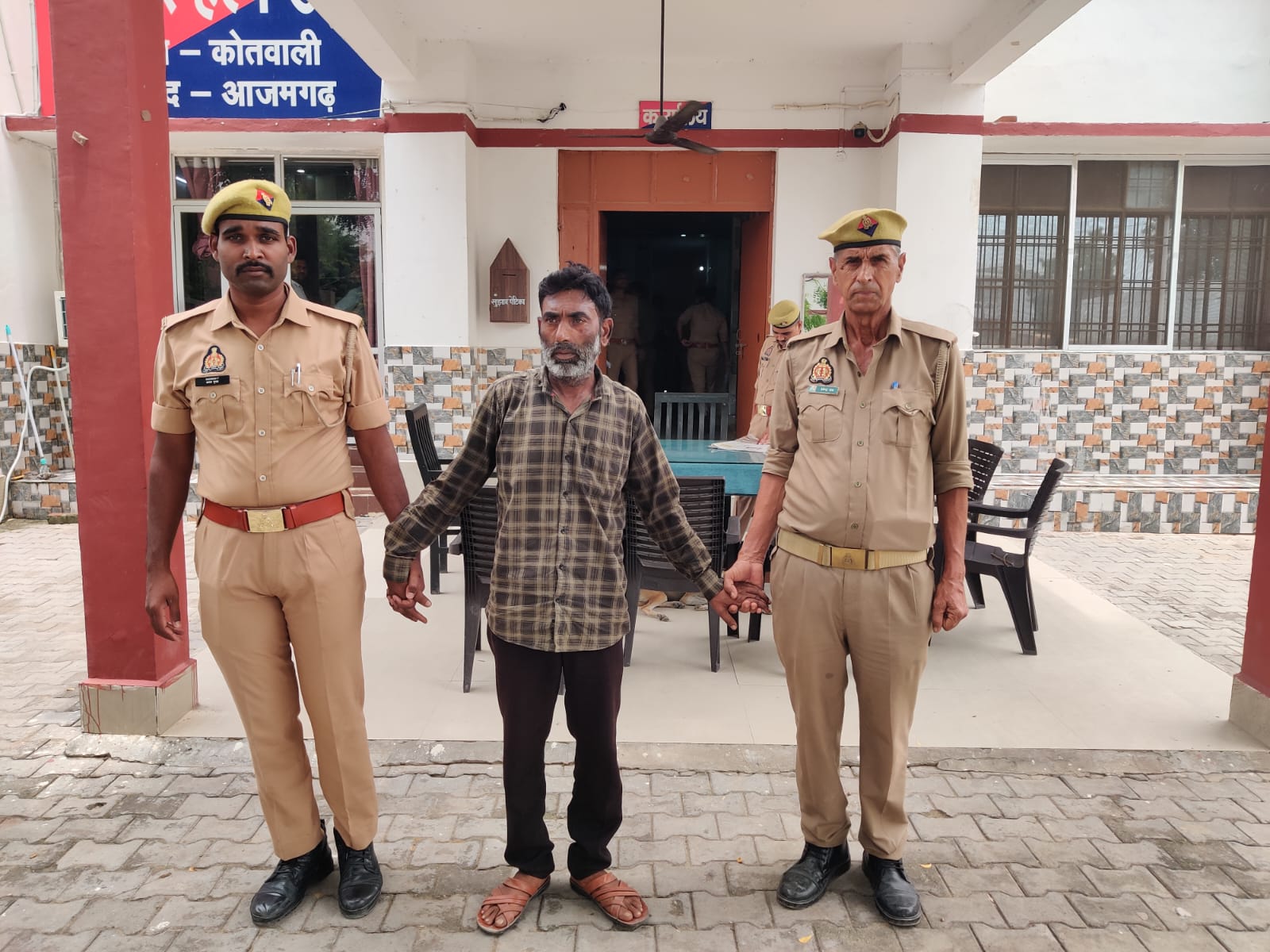आजमगढ़: ₹25 हजार का इनामी अंतर्राज्यीय ठगी गिरोह का सदस्य गिरफ्तार, ग्रहदोष दूर करने के नाम पर महिलाओं से करता था लाखों की ठगी