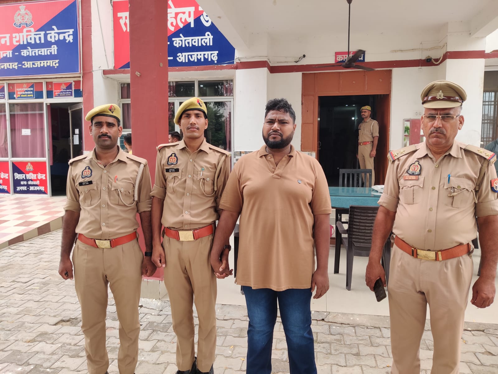आजमगढ़: महाराष्ट्र का हिस्ट्रीशीटर अवैध तमंचे के साथ गिरफ्तार, कोतवाली पुलिस की बड़ी कार्रवाई
