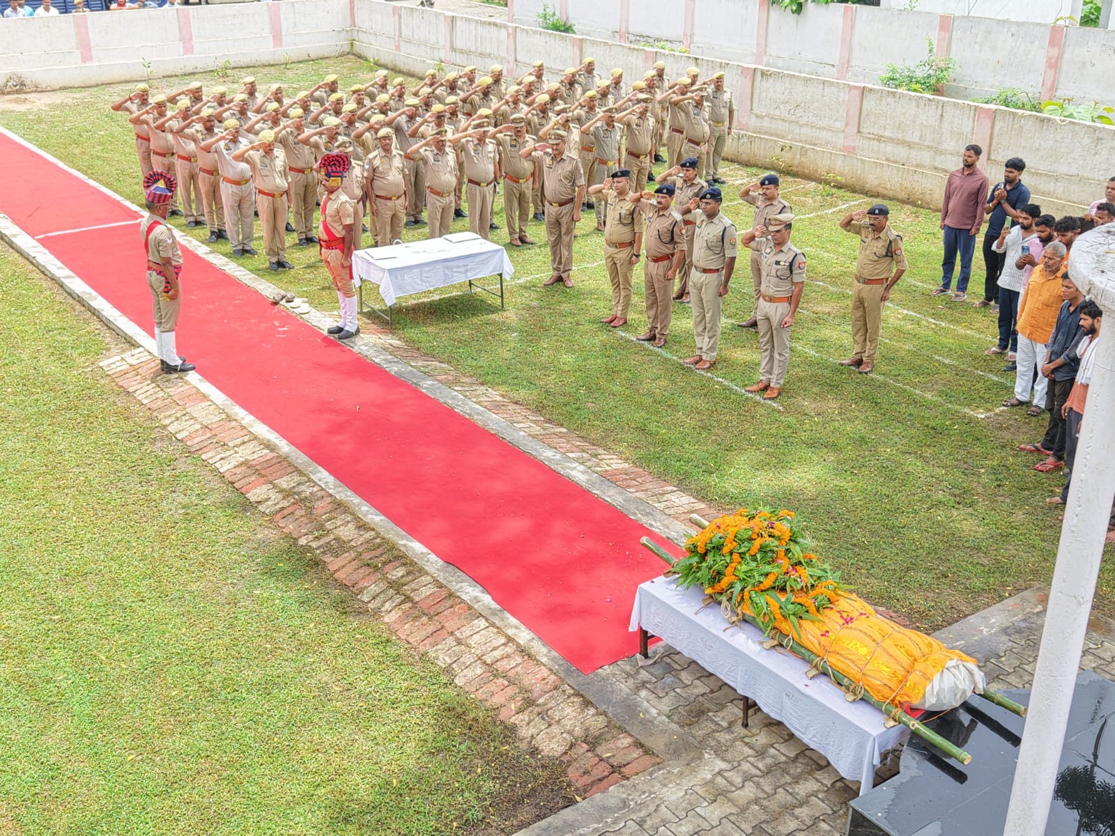 आजमगढ़: कमिश्नर की सुरक्षा ड्यूटी से लौट रहे सिपाही की सड़क हादसे में मौत, पुलिस लाइन में राजकीय सम्मान के साथ दी गई अंतिम विदाई