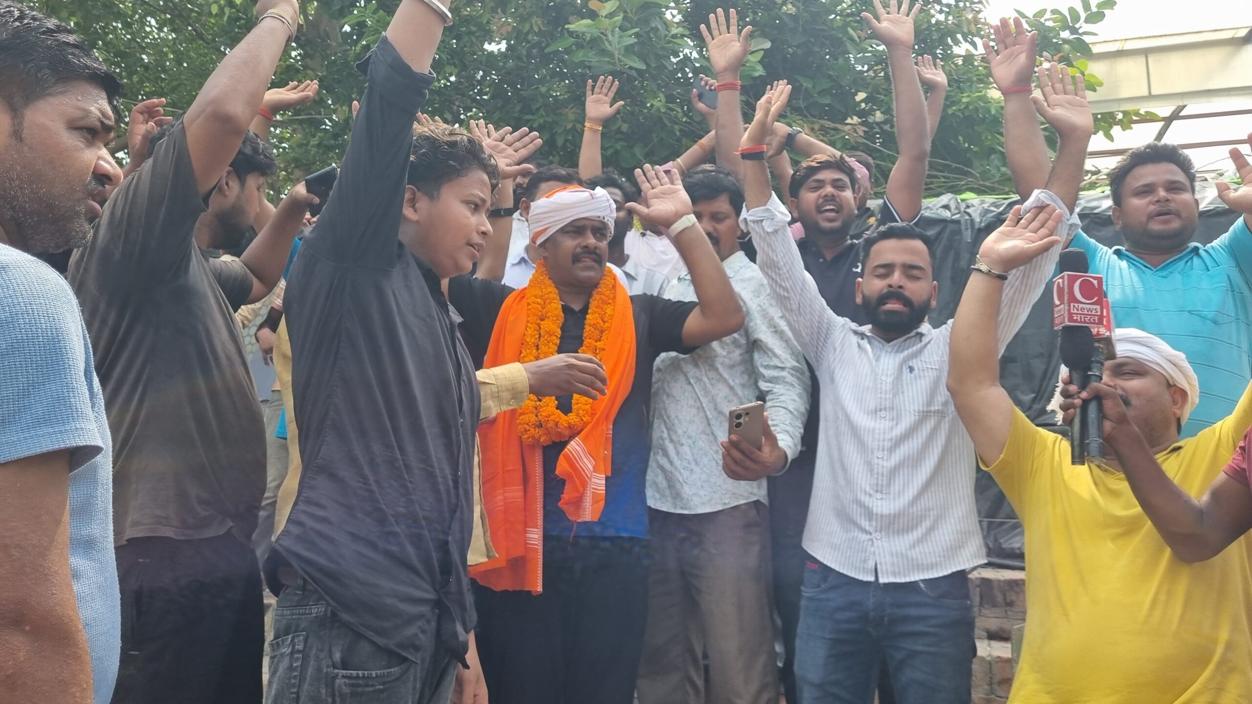 पल्हना धाम में जलभराव से लोगों को मिली राहत, प्रमुख अनुराग सिंह सोनू खुद पानी में उतरकर संभाला मोर्चा