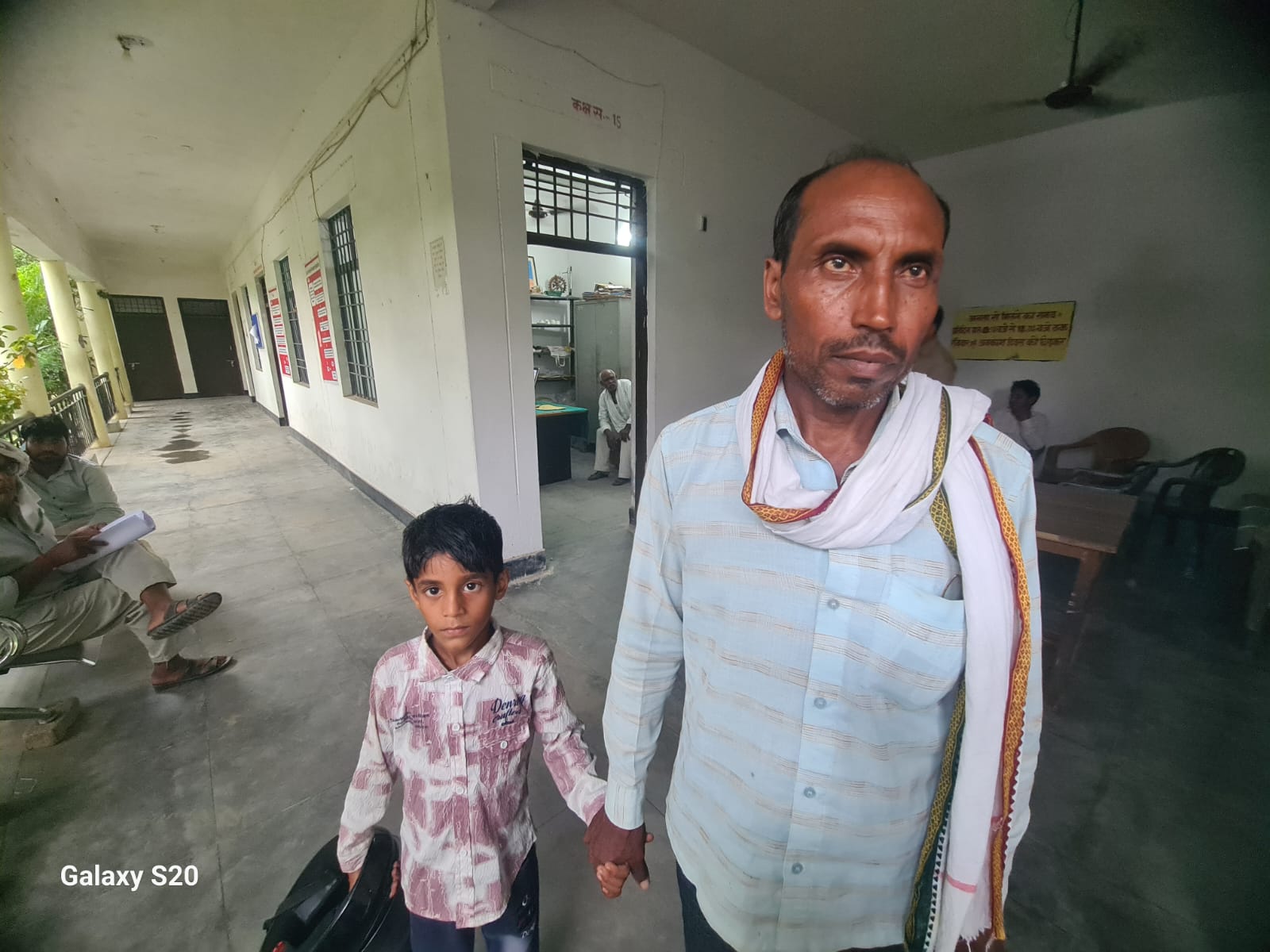 आजमगढ़ प्रधानाध्यापक ने पढ़ने आए छात्र को दूसरे के घर भेजकर कराया तंत्र-मंत्र,परिजनों ने अधिकारियों को दिया प्रार्थना पत्र,पुलिस ने शुरू की जांच