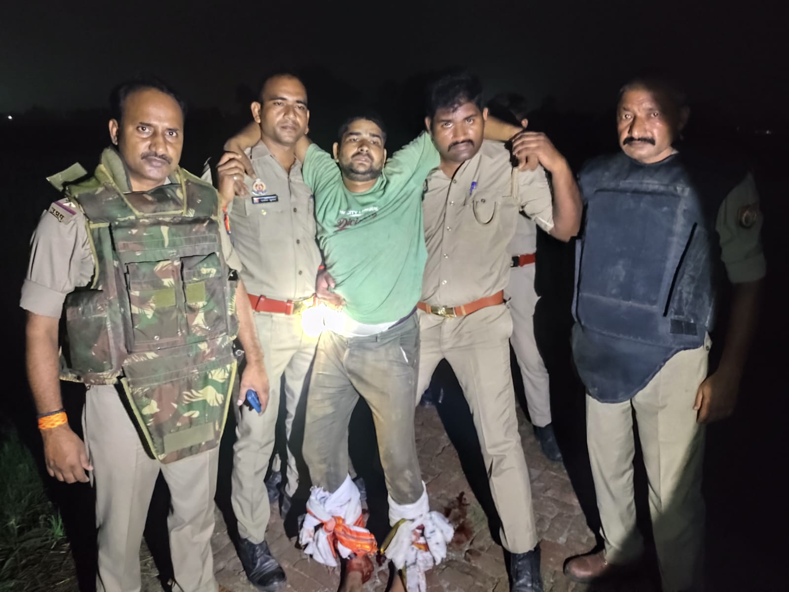 आजमगढ़: ₹50 हजार का इनामी दोहरे हत्याकांड का आरोपी पुलिस मुठभेड़ में गिरफ्तार, दोनों पैरों में लगी गोली