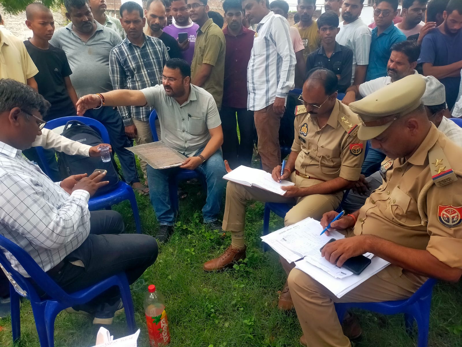 आजमगढ़: शव दफनाने को लेकर दो पक्ष आमने-सामने, 6 घंटे की पंचायत के बाद हुआ समझौता