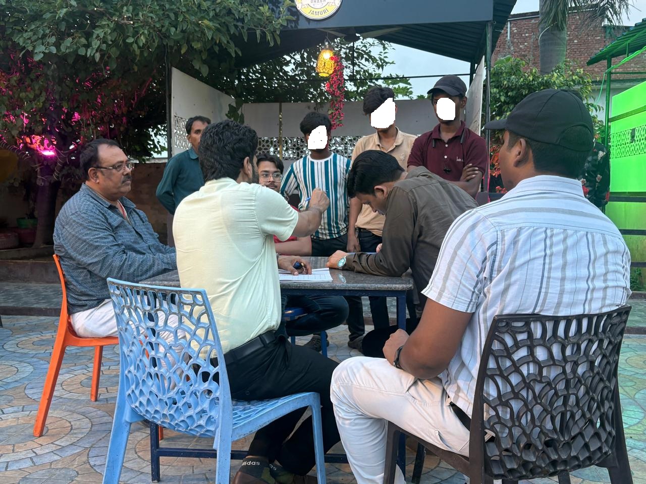आजमगढ़ मुबारकपुर में बाल श्रम के खिलाफ बड़ी कार्रवाई, 8 बाल श्रमिक मिले, दुकानदारों को नोटिस