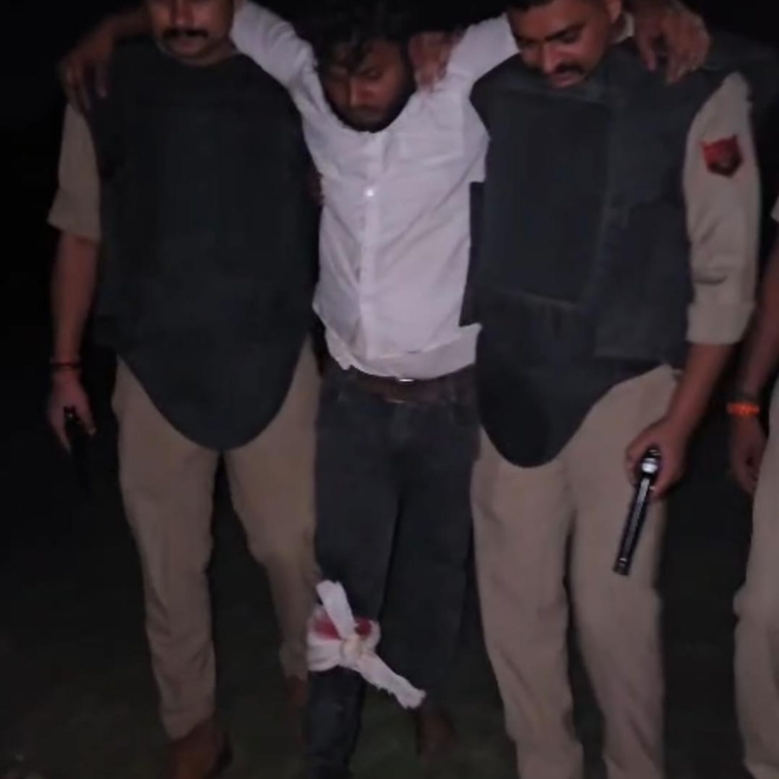 आजमगढ़: शादी में खाने को लेकर हुए विवाद में युवक की हत्या का मुख्य आरोपी पुलिस मुठभेड़ में घायल, 24 घंटे के भीतर गिरफ्तार