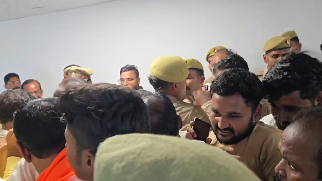 आजमगढ़ डिप्टी सीएम के कार्यक्रम में हंगामा,भाजपा नेताओं और पुलिस के बीच धक्का-मुक्की का वीडियो वायरल