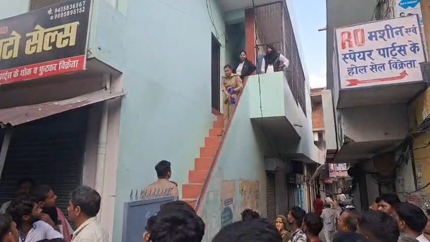 आजमगढ़ नीट परीक्षा में मिली असफलता पर छात्रा ने फांसी लगा दी जान शहर कोतवाली क्षेत्र के सिविल लाइन कोइरी पोखरा की घटना,मचा कोहराम