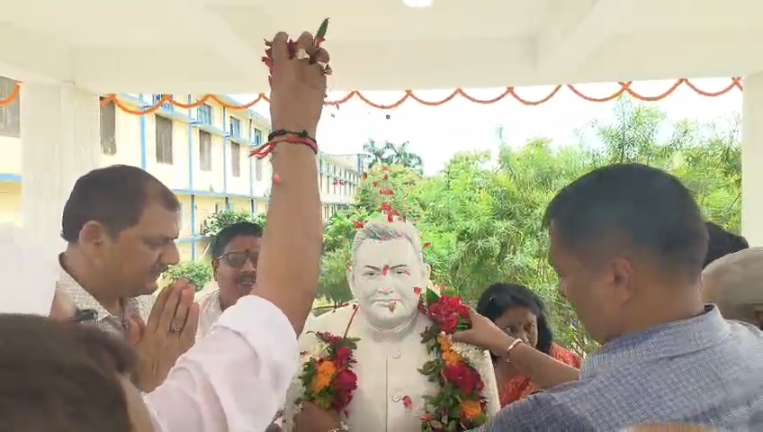 आजमगढ़: प्रो. बजरंग त्रिपाठी सैनिक स्कूल में पहले शैक्षणिक सत्र का शुभारंभ, प्रथम पुण्यतिथि पर प्रतिमा का अनावरण