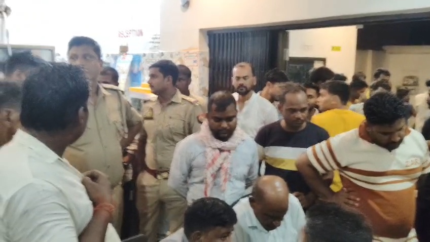 आजमगढ़ गलत खून चढ़ाने से प्रसूता की मौत पति ने की अस्पताल पर प्राथमिकी दर्ज करने की मांग