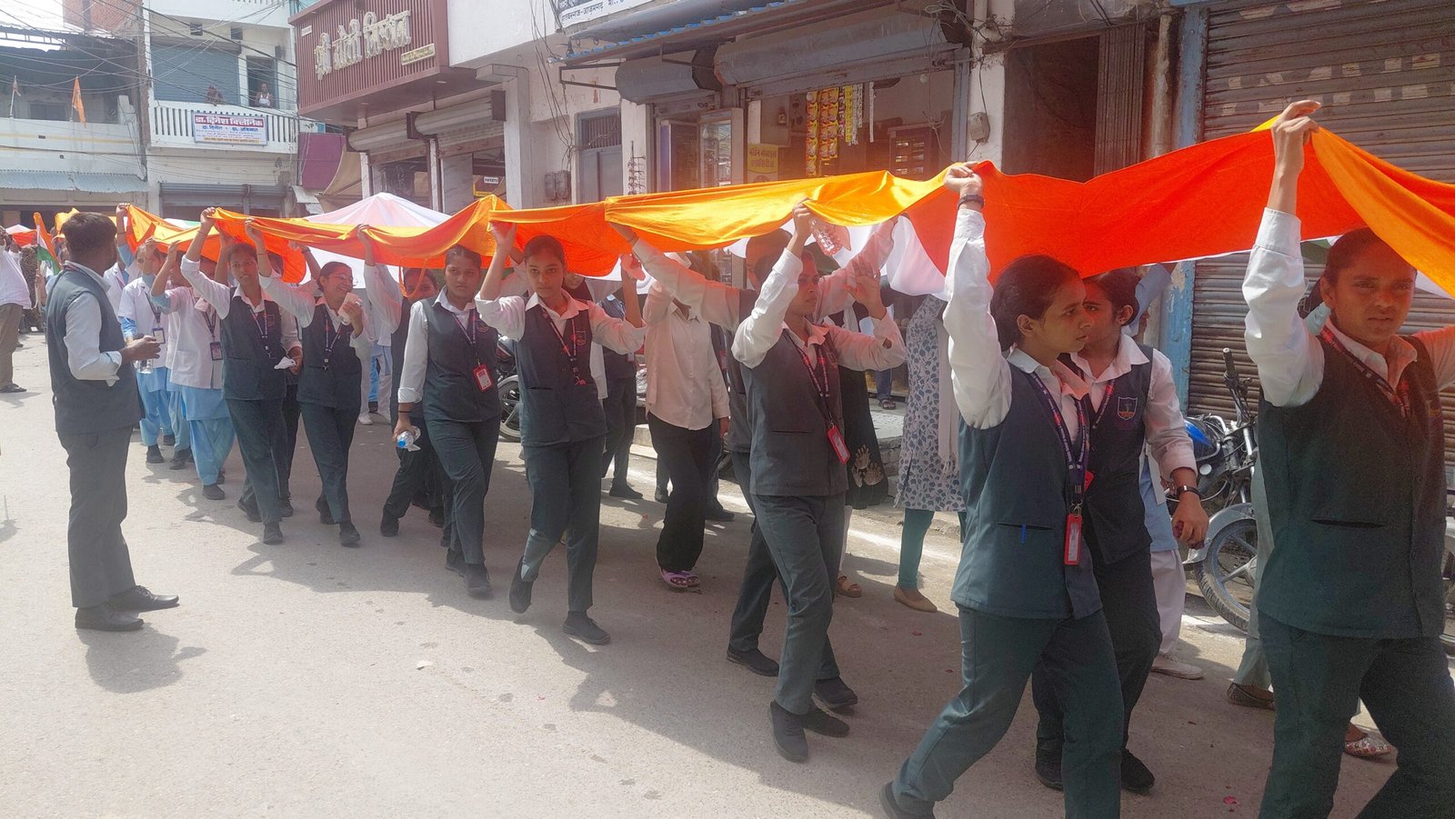 आजमगढ़ वेदांता की 300 मीटर लंबी तिरंगा यात्रा, राष्ट्रभक्ति के संदेश से गूंजा शहर