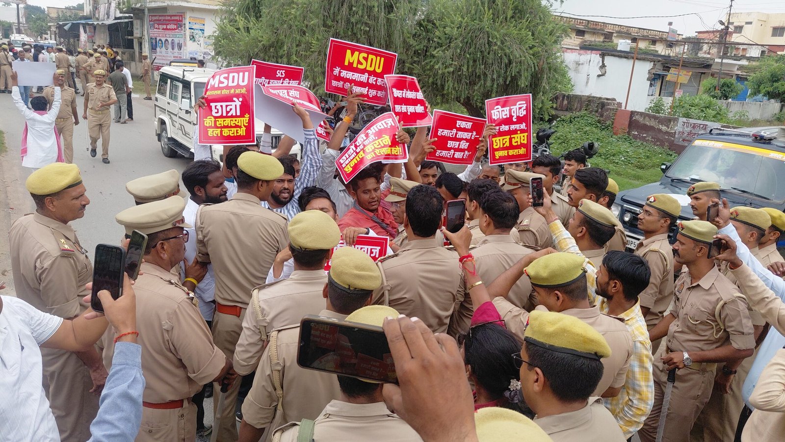 आजमगढ़ छात्रसंघ चुनाव बहाली को लेकर छात्रों का विरोध मार्च, पुलिस से हुईं नोकझोंक