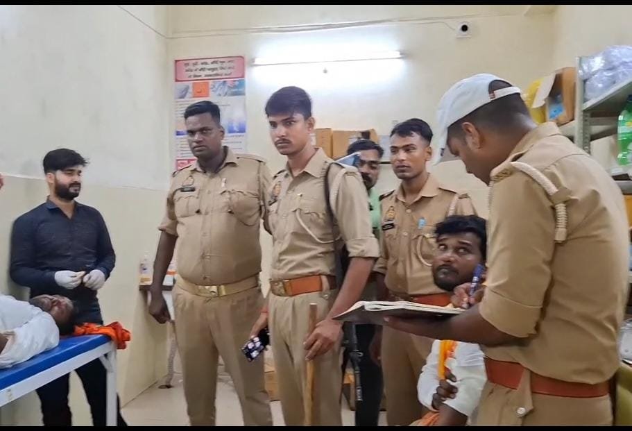 आजमगढ़ बाबा बैद्यनाथ धाम से दर्शन कर लौट रहे श्रद्धालुओं की कार खड़े ट्रेलर में घुसी,तीन घायल