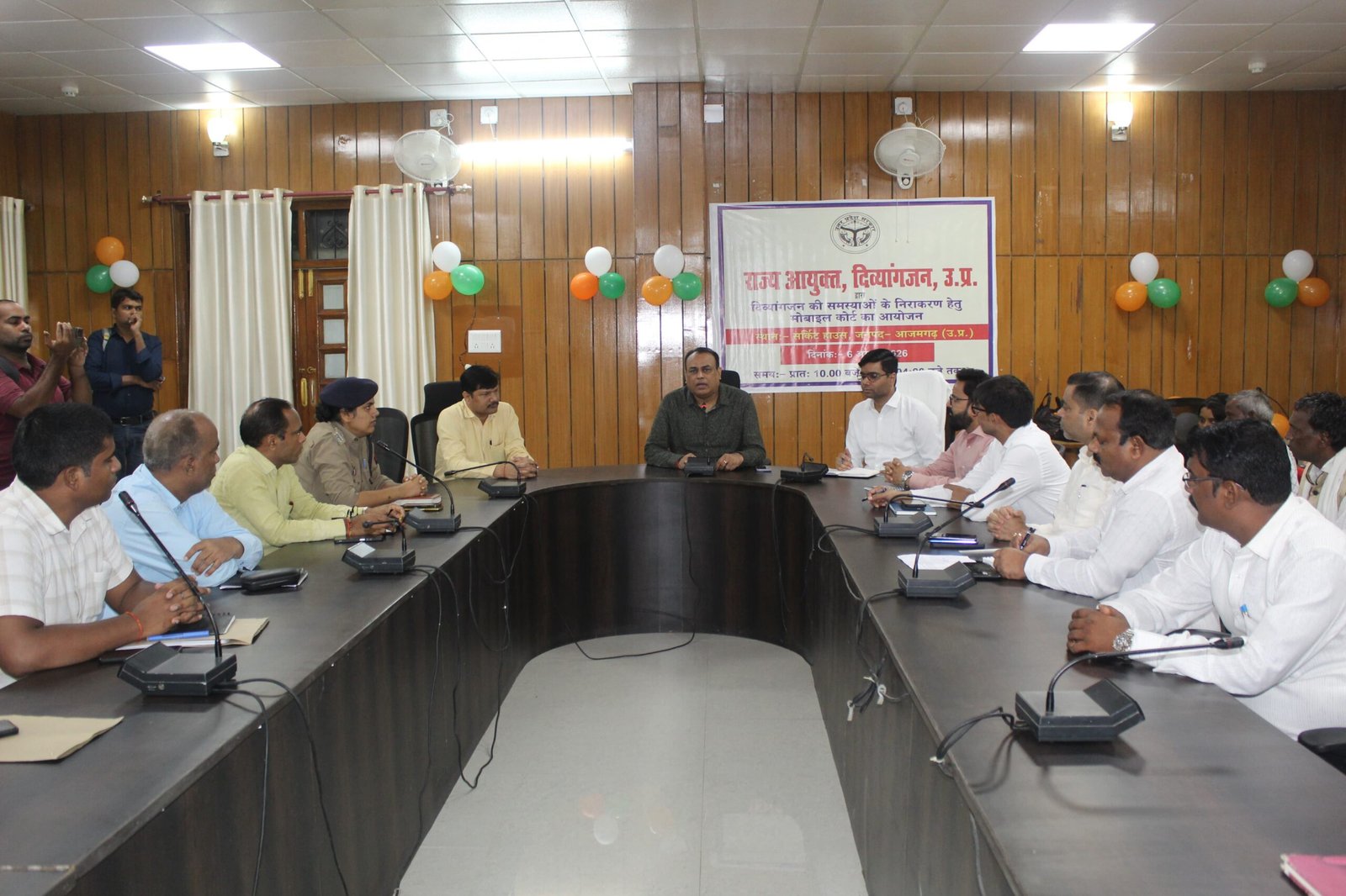आजमगढ़ में राज्य आयुक्त दिव्यांगजन की मोबाइल कोर्ट, मौके पर सुनीं शिकायतें,कई मामलों का तत्काल निस्तारण