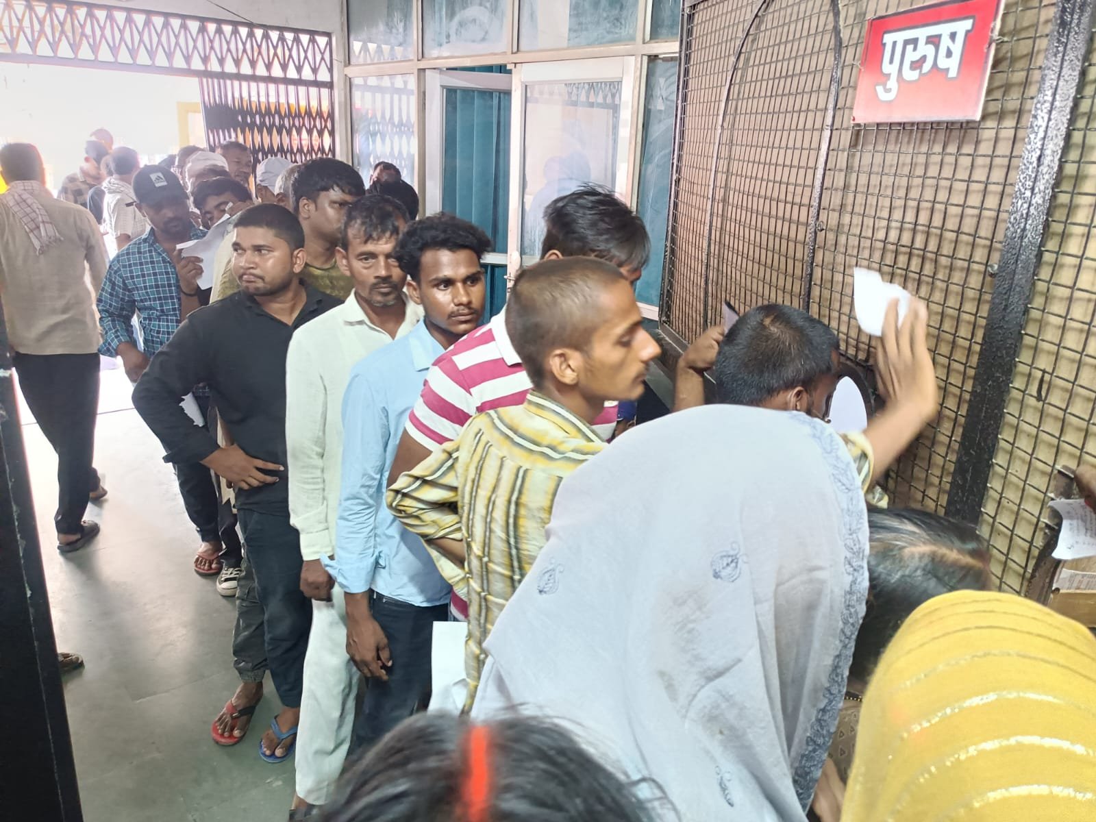 दवा कक्ष में जन्मदिन का जश्न, मरीजों को घंटों इंतजार
