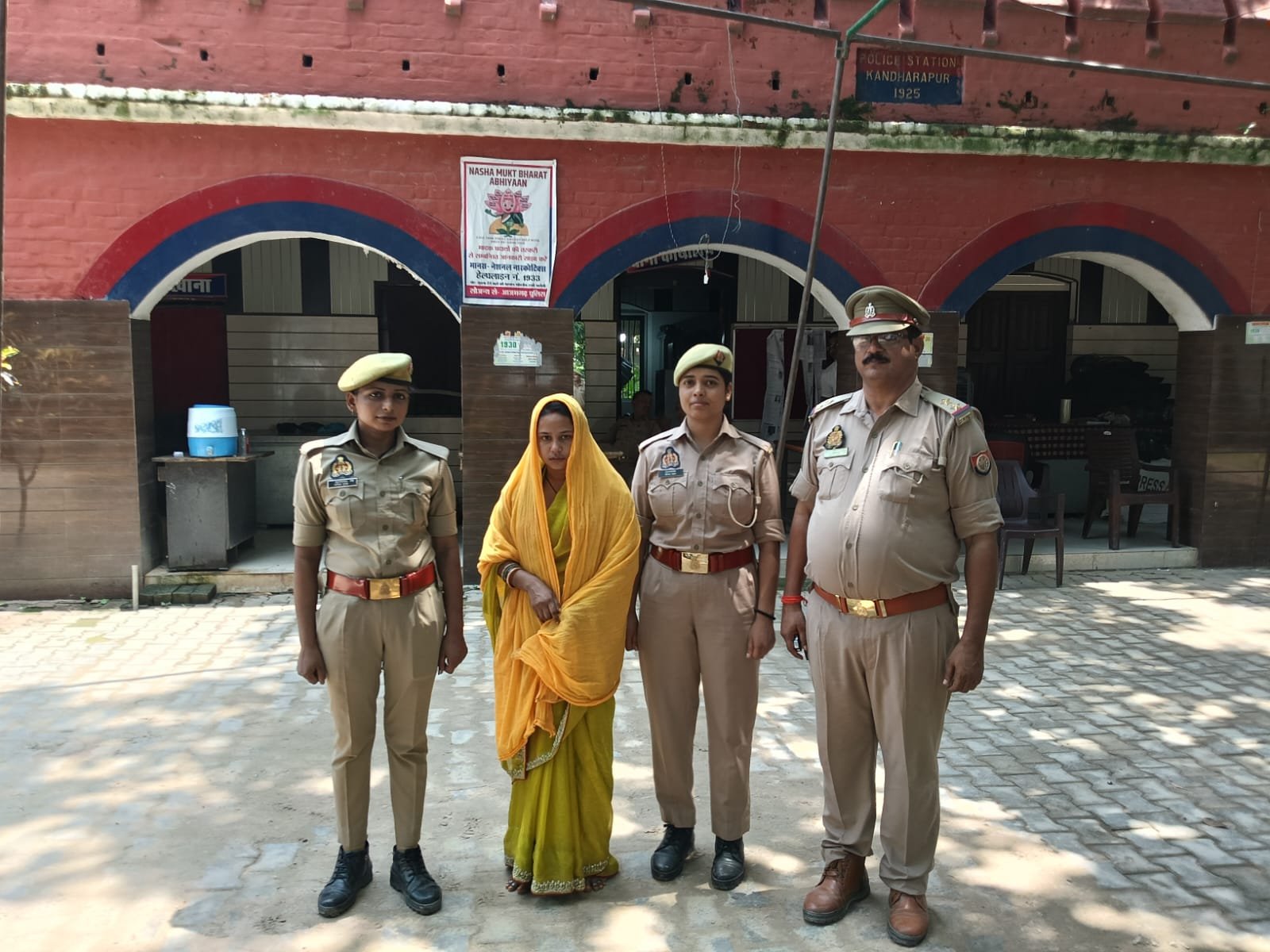 आजमगढ़ भंवरनाथ मंदिर में श्रद्धालु की चेन काटते रंगे हाथ पकड़ी गई महिला चोर,गिरफ्तार