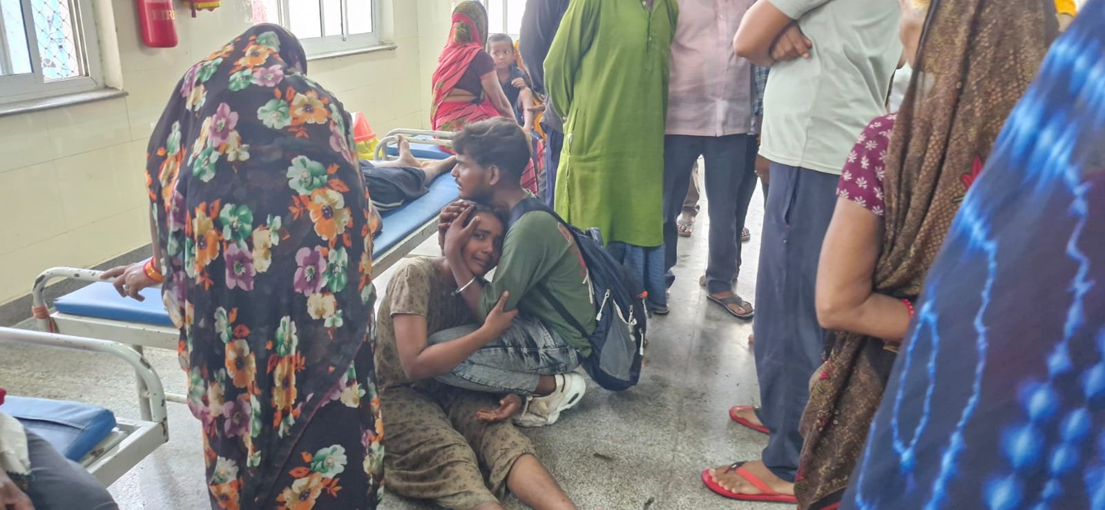 आजमगढ़ बारिश के बीच छत पर कपड़े उतारने गई 13 वर्षीय सलोनी पर गिरी आकाशीय बिजली,मौत