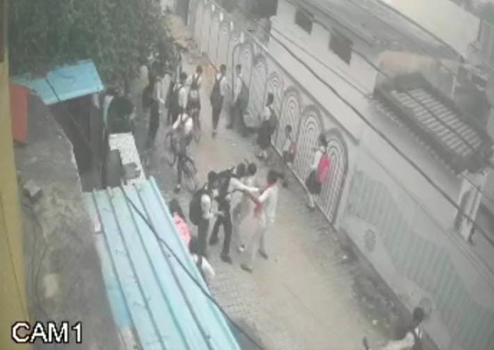 आजमगढ़ में दबंगों के हौसले बुलंद, बीच सड़क छात्र की पिटाई; CCTV में कैद हुई पूरी घटना