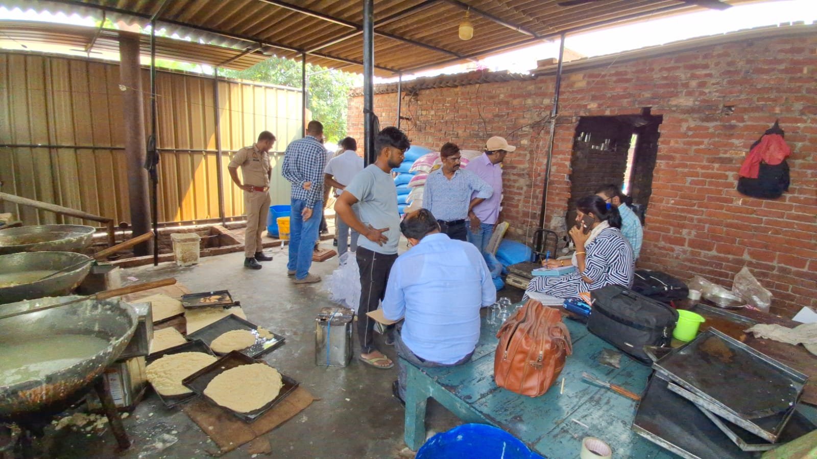 आजमगढ़ रक्षाबंधन से पहले खाद्य सुरक्षा विभाग की बड़ी कार्रवाई, 250 किलो मिठाई नष्ट