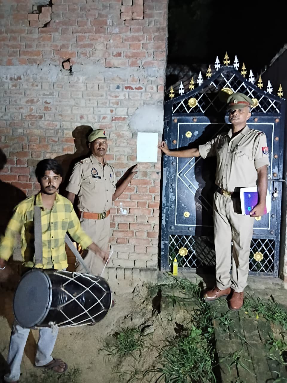 आजमगढ़ दुष्कर्म के मुकदमे में फरार दो आरोपियों के खिलाफ उद्घोषणा की कार्रवाई, घर पर चस्पा किया नोटिस