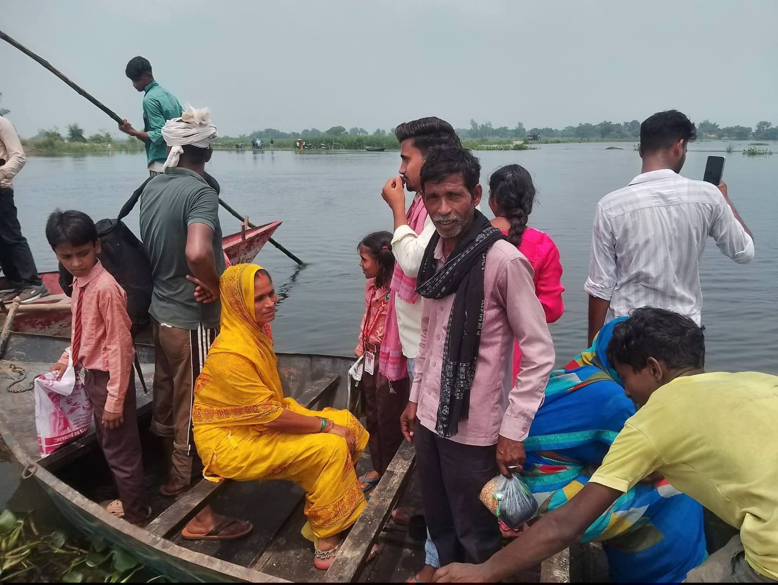 आजमगढ़ घाघरा का जलस्तर घटा, लेकिन ग्रामीणों की मुश्किलें बरकरार, दो दर्जन गांवों में नाव बनी सहारा