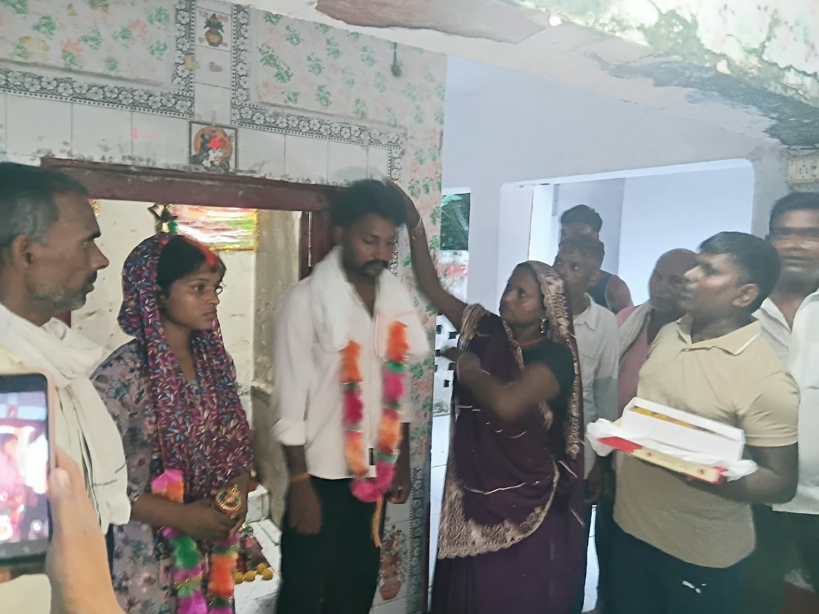 आजमगढ़ इंस्टाग्राम पर हुई दोस्ती प्यार में बदली, शादी से इनकार पर थाने पहुंचा मामला,पंचायत के बाद मंदिर में हुआ विवाह