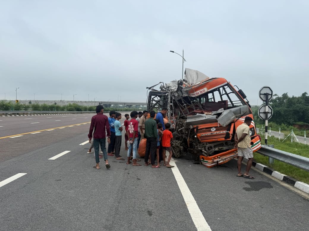 आजमगढ़ पूर्वांचल एक्सप्रेसवे पर बस-पिकअप की भीषण टक्कर, चालक की मौत,आधा दर्जन यात्री घायल
