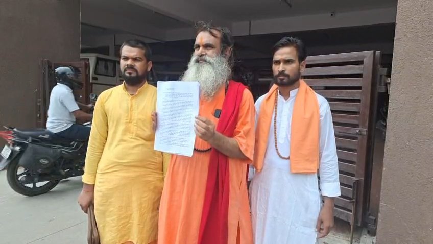 आजमगढ़: मंदिर की संपत्ति पर कब्जे के प्रयास का आरोप, महंत ने डीएम-एसपी से मांगी सुरक्षा