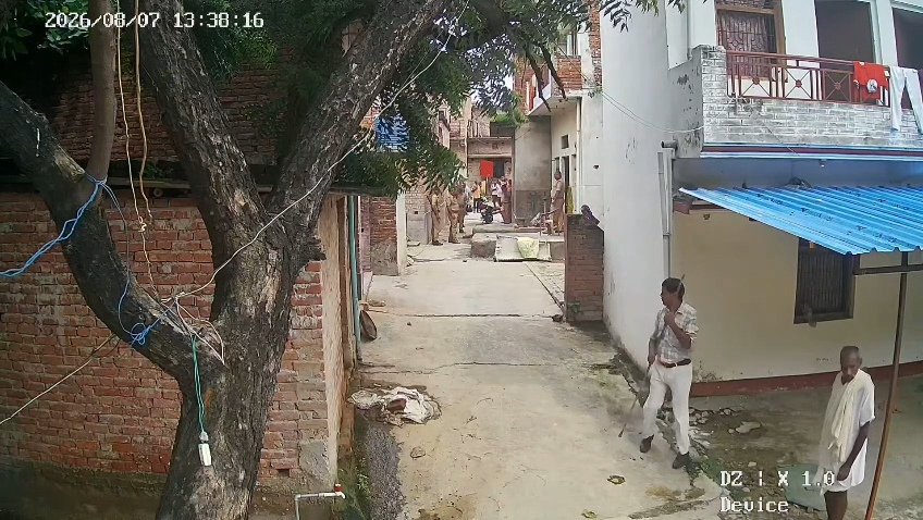 आजमगढ़ रास्ते के चबूतरे को लेकर विवाद,पुलिस के सामने पत्थरबाजी
