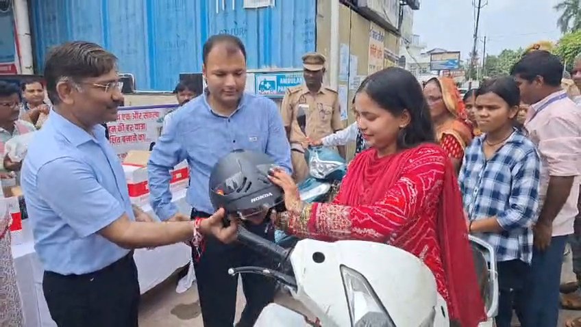 रक्षाबंधन पर लाइफ लाइन की अनूठी पहल,बहनों को बांटे हेलमेट