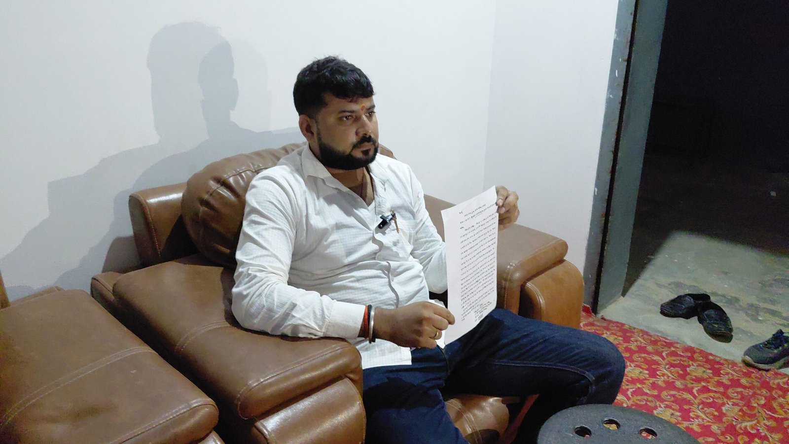 आजमगढ़ में बछड़ा ले जाने को लेकर विवाद, साजिशन मुकदमे में फंसाने का आरोप SP से की जांच की मांग