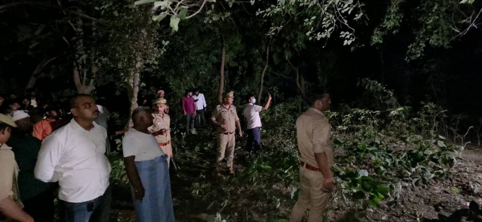 आजमगढ़ पेड़ से लटकता मिला अज्ञात युवक का शव, इलाके में सनसनी