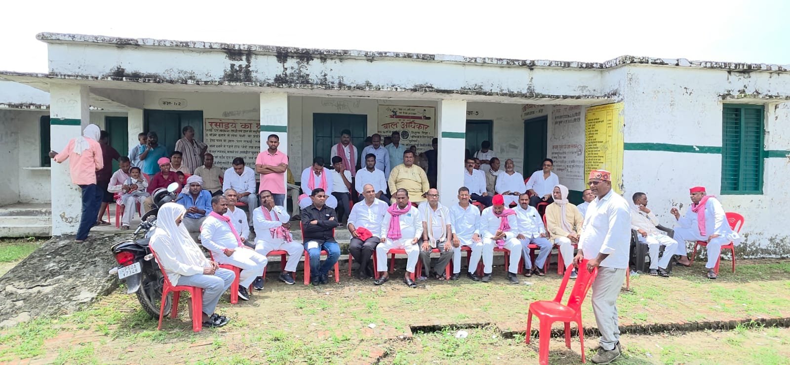 आजमगढ़ सपा ने बंद विद्यालय के बाहर मनाया शिक्षक दिवस,स्कूलों को दोबारा खोलने की मांग