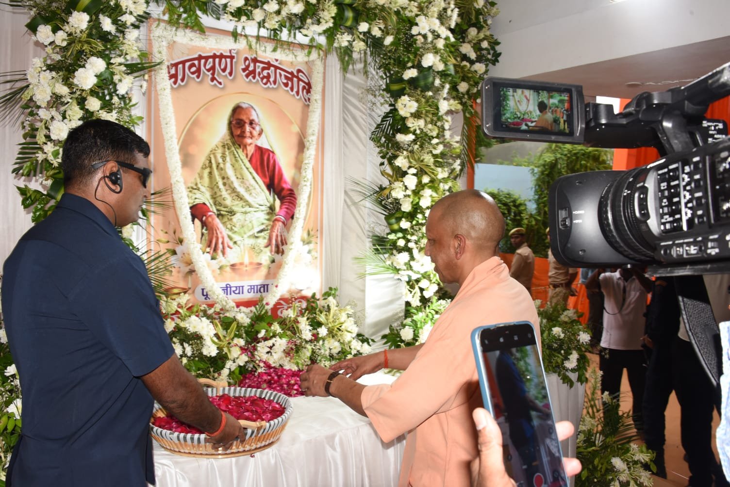CM योगी आदित्यनाथ ने आजमगढ़ में दिवंगत माता को दी श्रद्धांजलि, बाढ़ प्रभावितों को तत्काल राहत पहुंचाने के निर्देश
