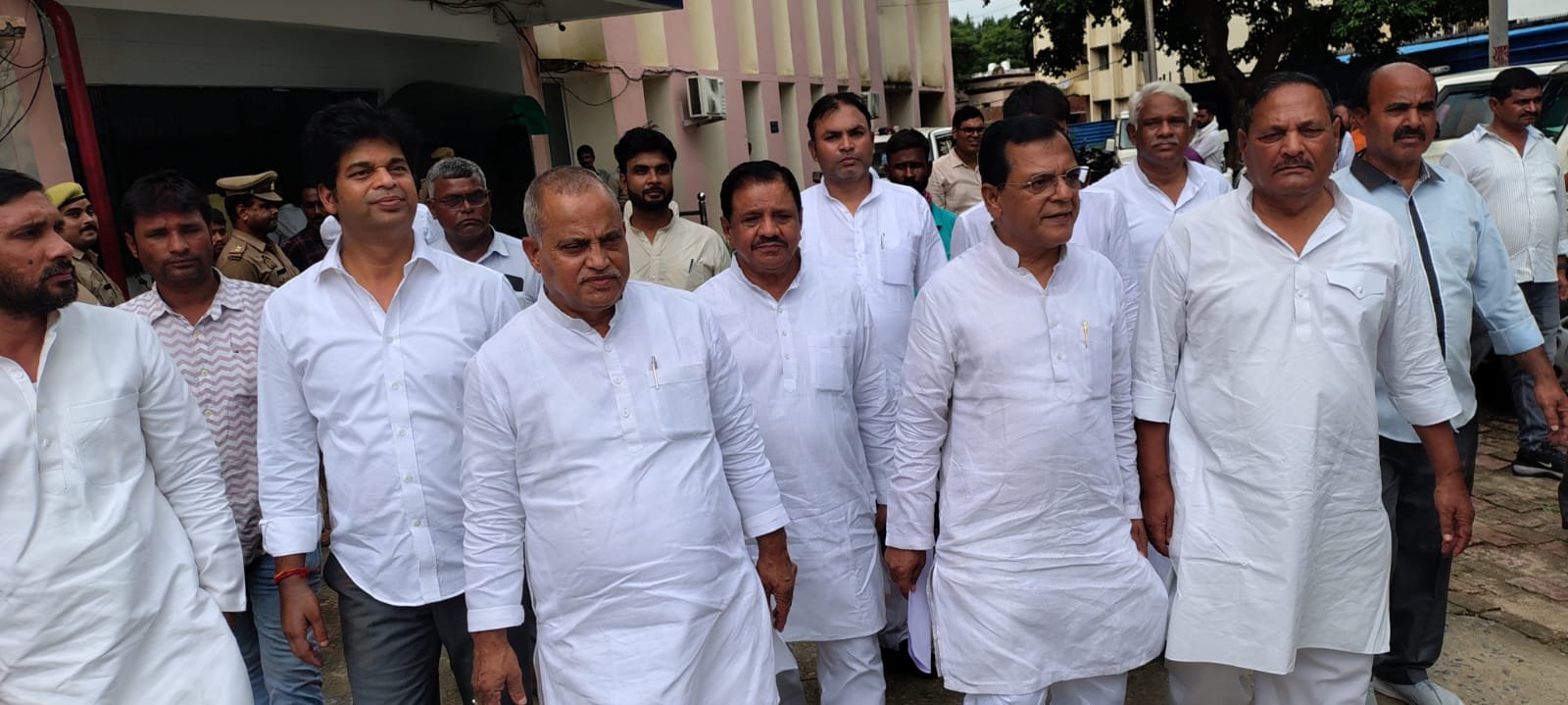 आजमगढ़ एक हफ्ते बाद निद्रा जागे सपाई नेता,छात्र नेताओं पर पुलिसिया दुर्व्यवहार का लगाया आरोप