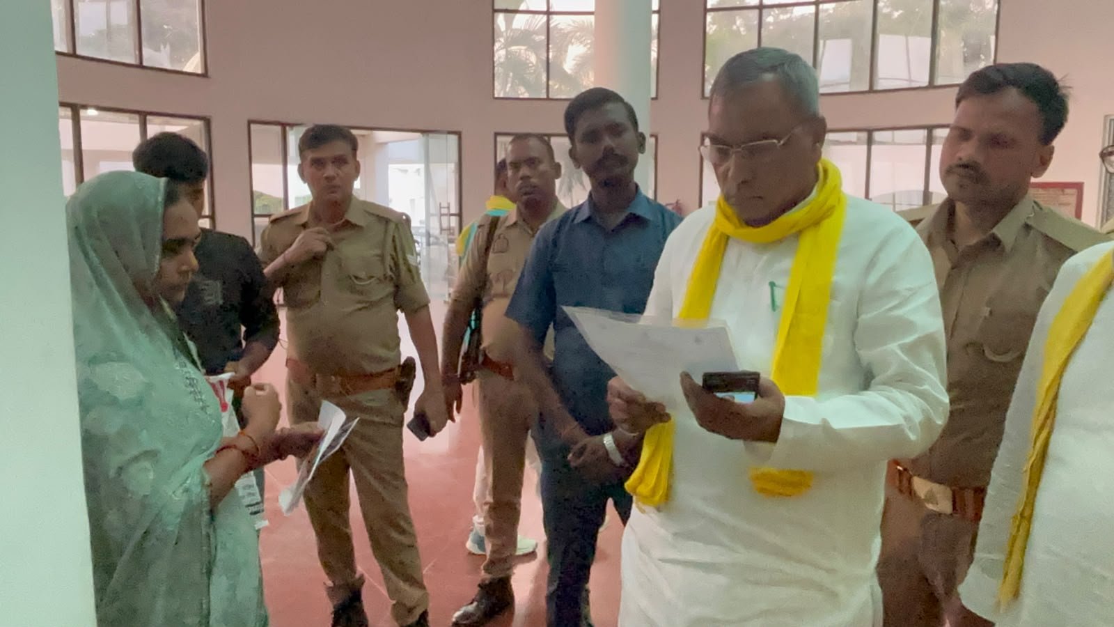 आजमगढ़ अवैध क्लीनिक में गलत इलाज से महिला की मौत का आरोप,मंत्री से मिले परिजन