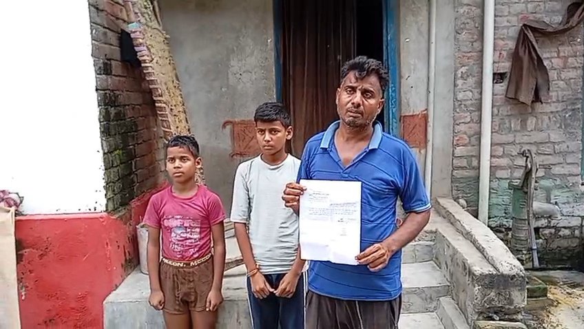 आजमगढ़ नकदी और दो लाख के जेवर लेकर तीन बच्चों की मां प्रेमी संग फरार
