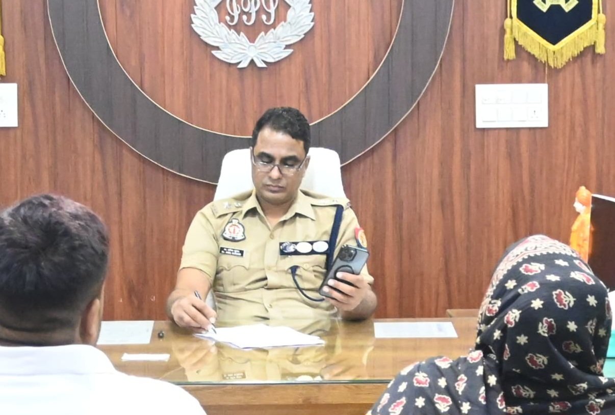 आजमगढ़ में दो थानाध्यक्षों पर गिरी गाज, अहरौला और अतरौलिया के SHO निलंबित