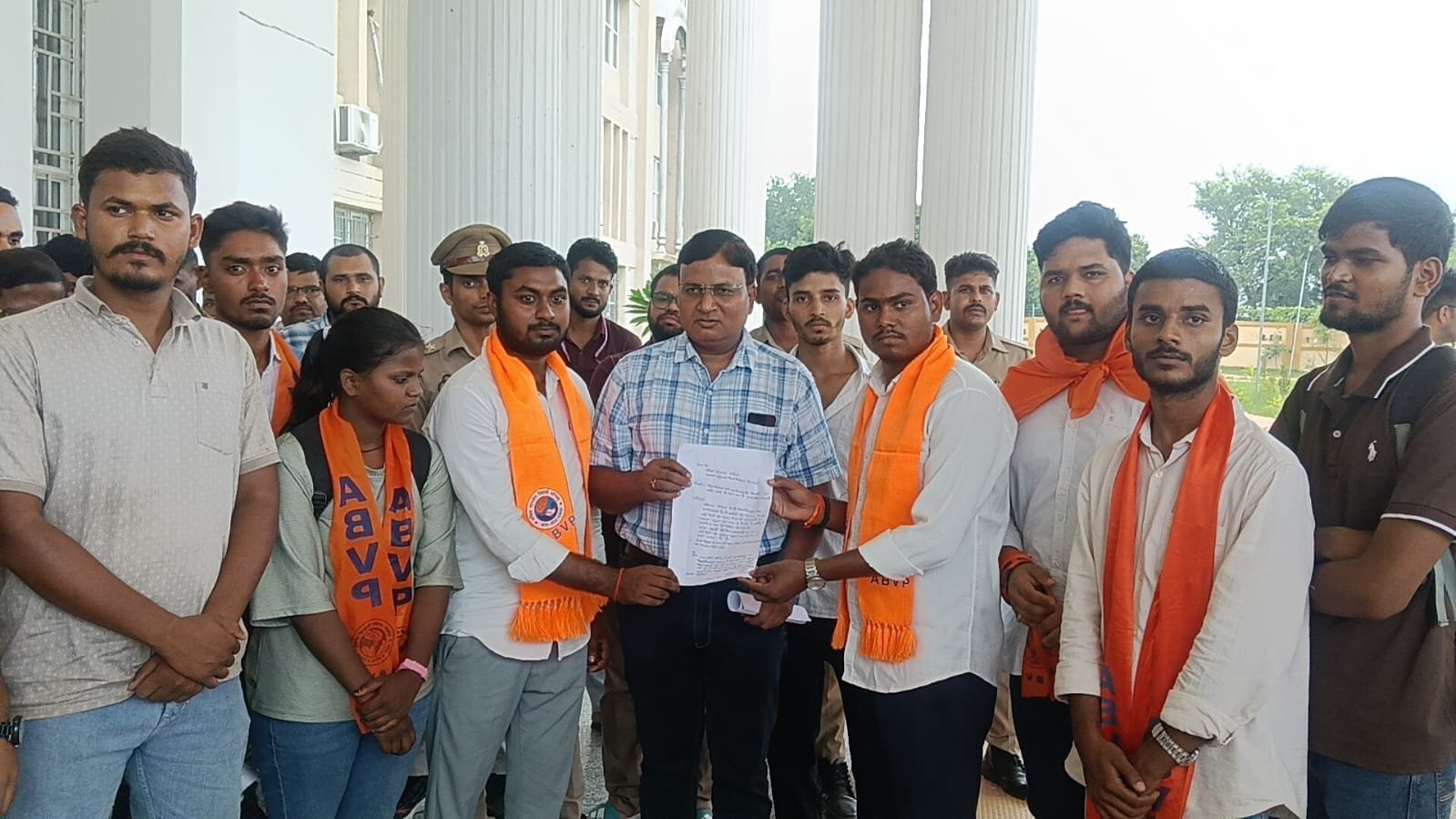 इयर बैक को लेकर ABVP का हल्लाबोल, परीक्षा नियंत्रक के खिलाफ प्रदर्शन; सुधार के लिए 3 दिन का अल्टीमेटम