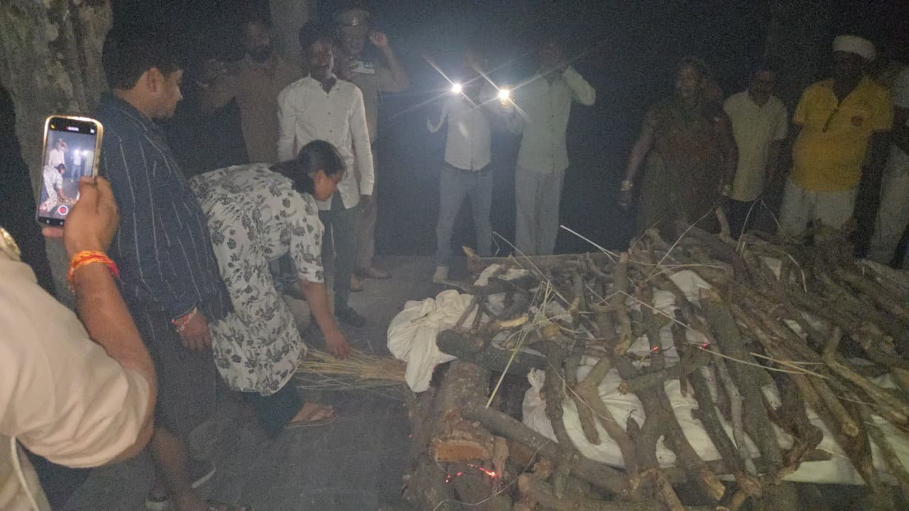 अहरौला कांड में एक चिता पर मां-पिता और बेटे की अंतिम विदाई, भतीजी वर्षा ने दी तीनों को मुखाग्नि