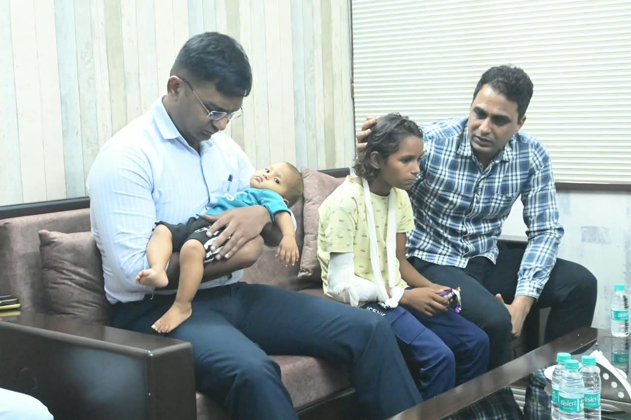 आजमगढ़ शम्भूपुर हत्याकांड: अनाथ हुईं दो मासूम बेटियां, आजमगढ़ SSP ने लिया गोद