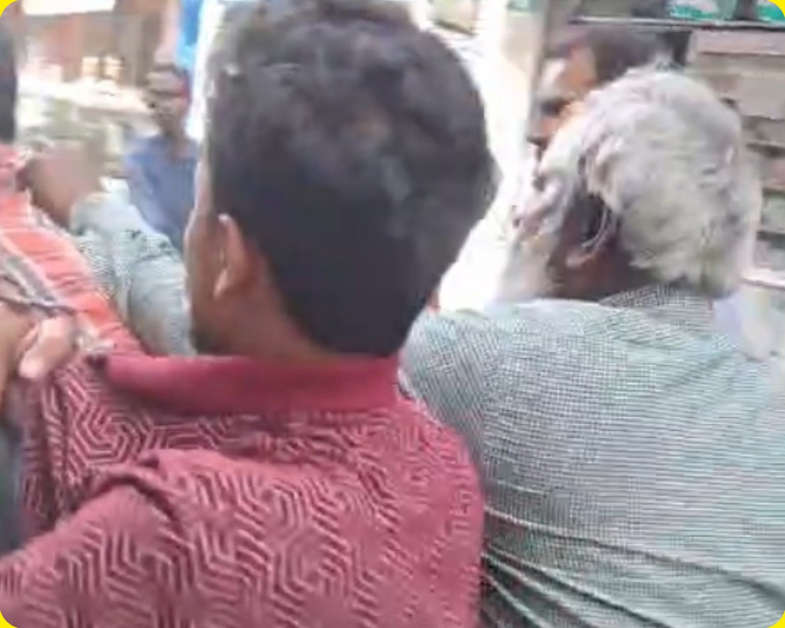 आजमगढ़ में युवक की सरेराह पिटाई, कई लोगों ने घेरकर पीटा; VIDEO वायरल, पुलिस जांच में जुटी