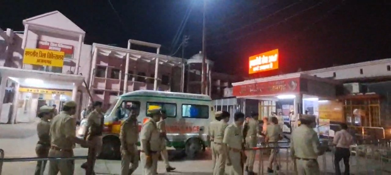 आजमगढ़ तिहरे हत्याकांड के बाद बच्चों को बंधक बनाकर कमरे में छिपा था आरोपी, पुलिस पर की अंधाधुंध फायरिंग,आरोपी और 9 वर्षीय बेटे की मौत